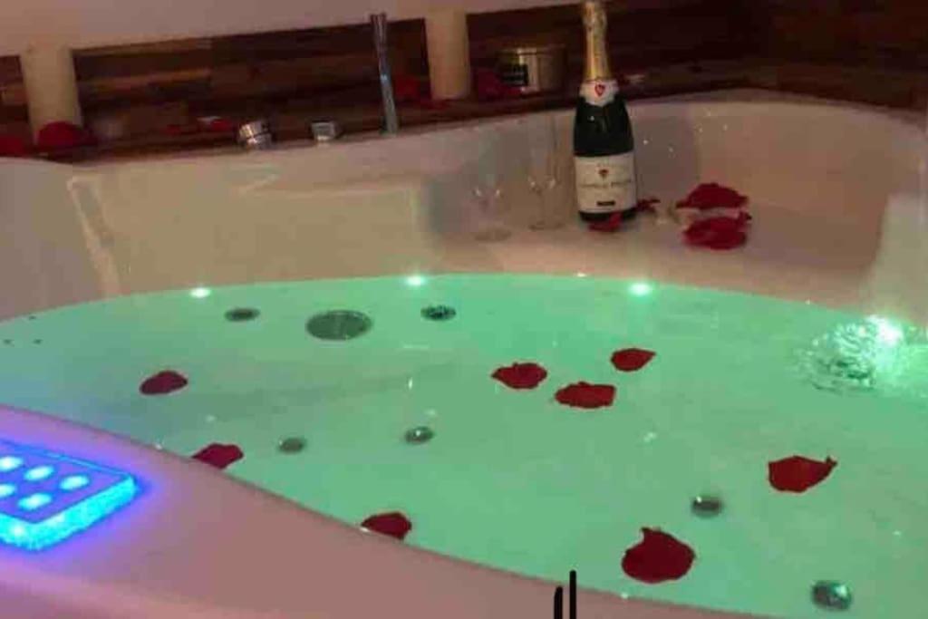 Appartement Sejour Detente Au Coeur De Macon Avec Spa Et Bouteille Offerte Extérieur photo